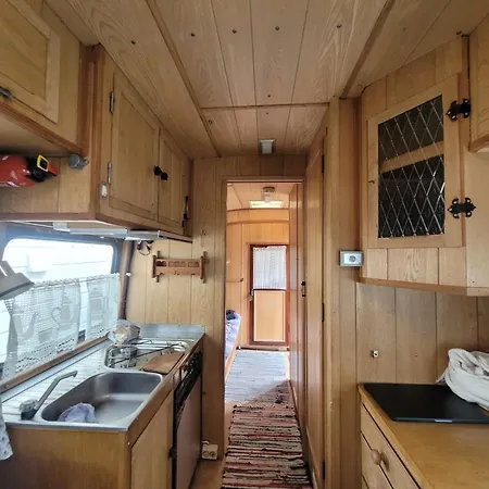 Sleep Inside A Classic Volkswagen Westfalia Or Our Legendary Mercedes Duedo Overland In Close To Public Showers And Toilets No Parking 摩洛哥传统庭院住宅
